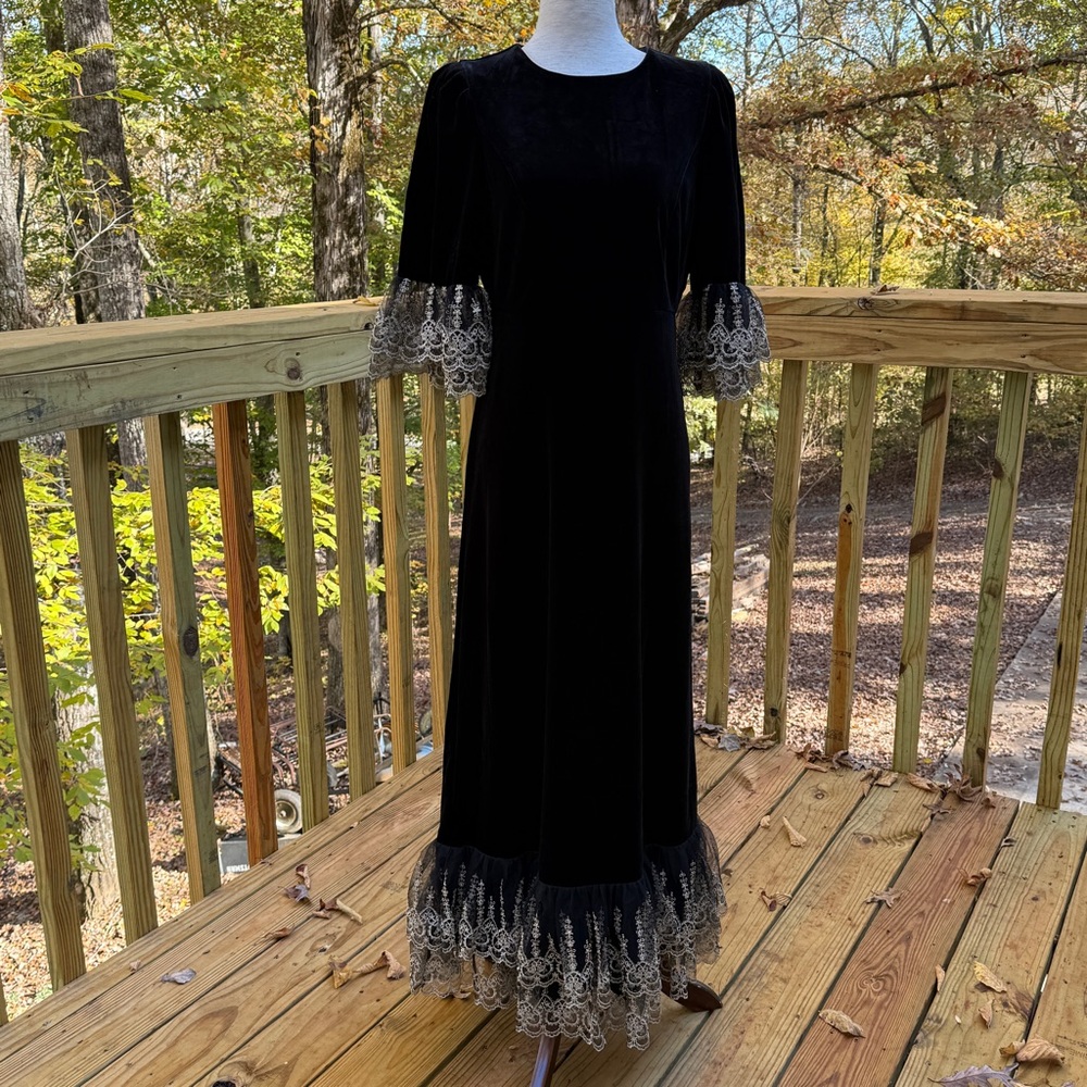 TUCKERNUCK Pomander Place Black Velvet Gold Lace Lillith Dress Small